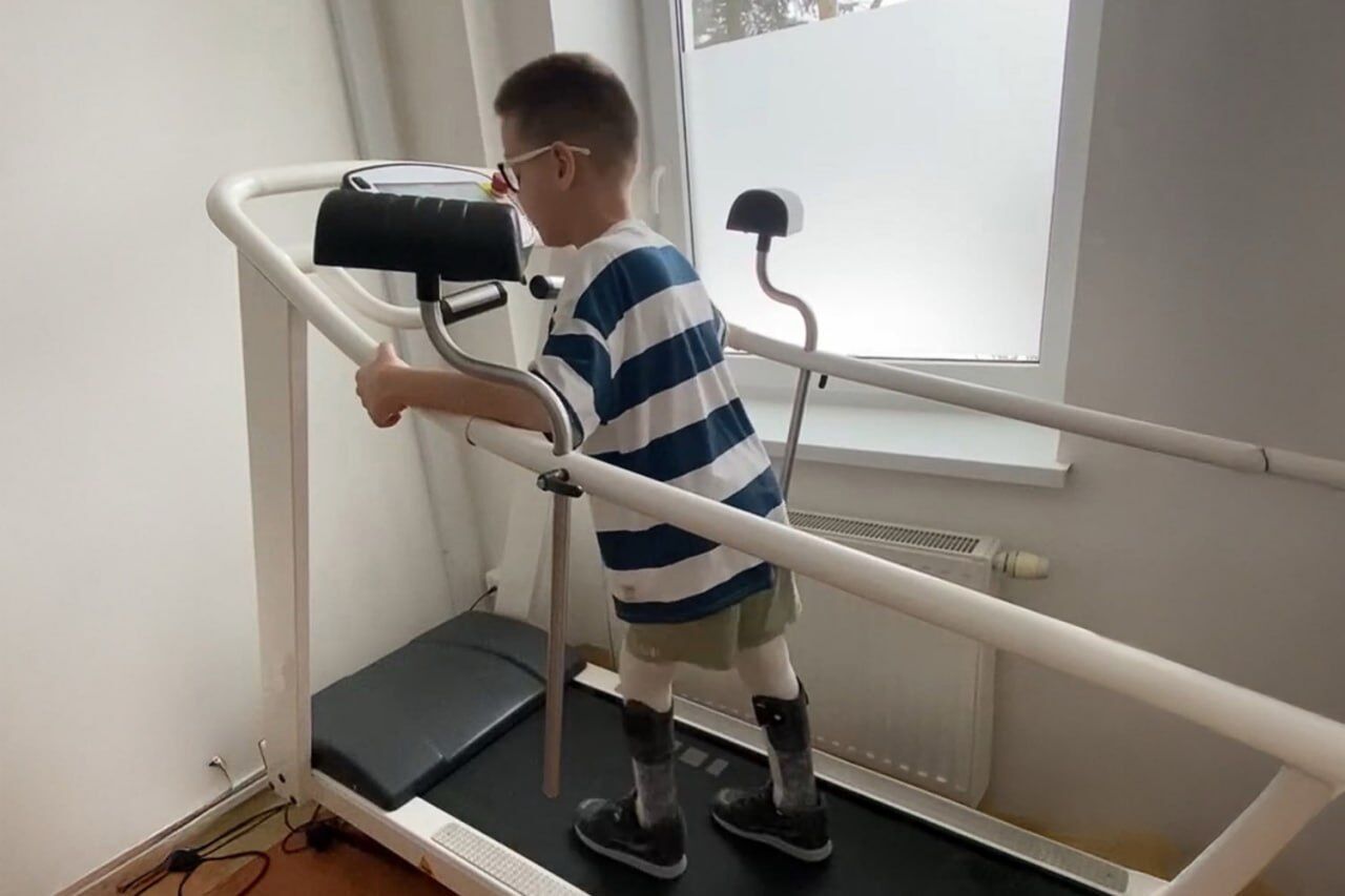 10-річний Кирило з Миколаєва отримав ортези та курс реабілітації у Польщі від Фонду Ріната Ахметова