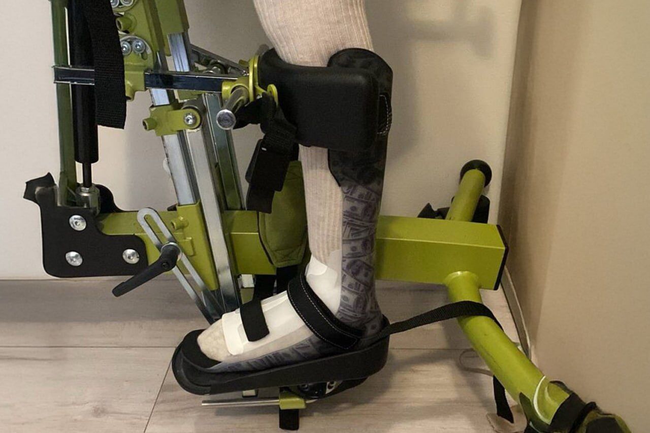 10-річний Кирило з Миколаєва отримав ортези та курс реабілітації у Польщі від Фонду Ріната Ахметова