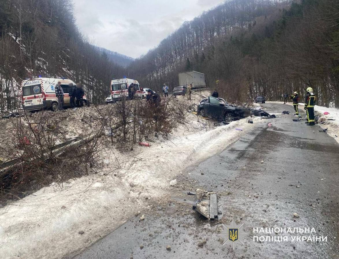 ДТП на Закарпатті: загинуло двоє людей, затримали водія вантажівки. Фото, відео