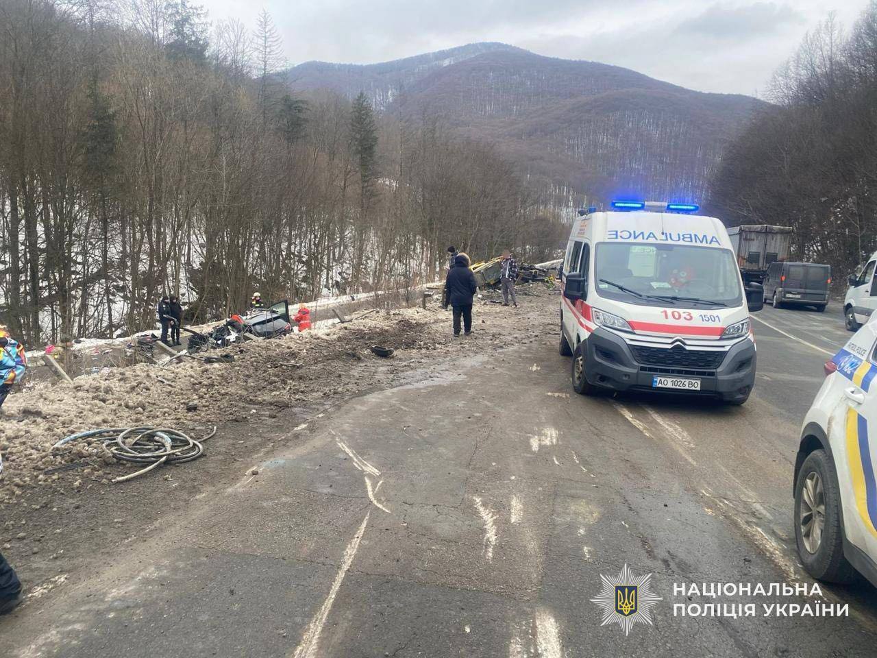 ДТП на Закарпатті: загинуло двоє людей, затримали водія вантажівки. Фото, відео