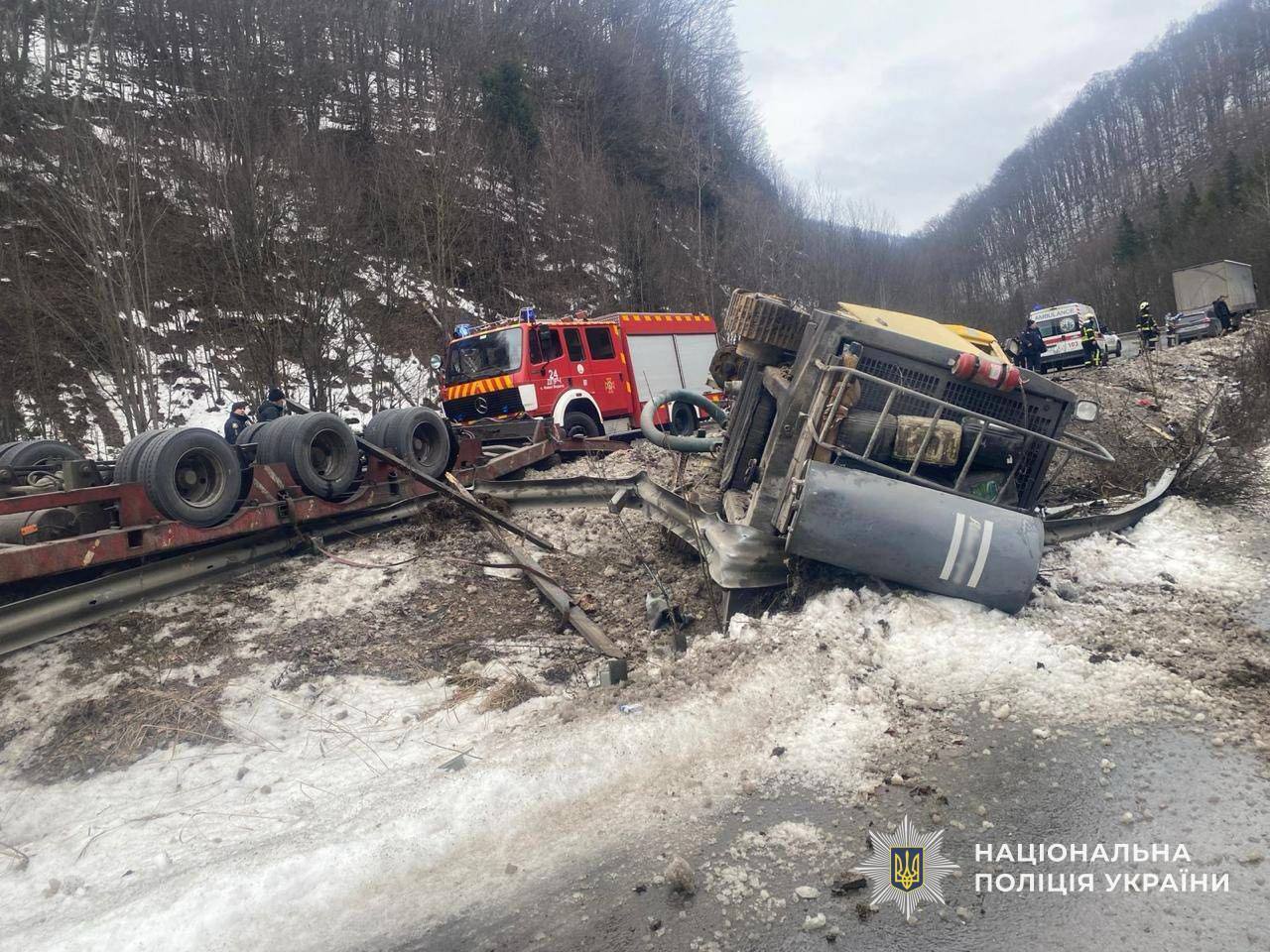 ДТП на Закарпатті: загинуло двоє людей, затримали водія вантажівки. Фото, відео