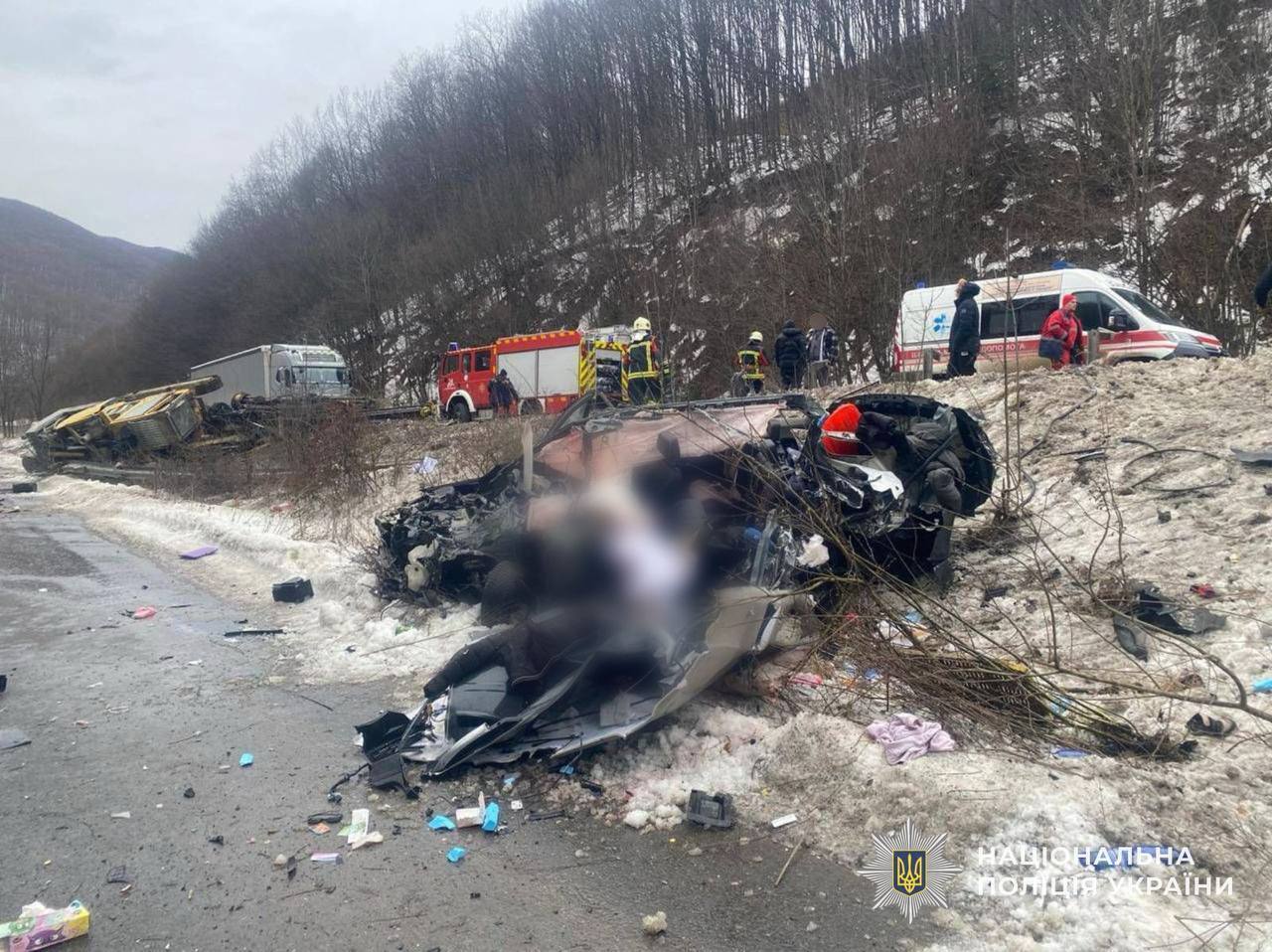 ДТП на Закарпатті: загинуло двоє людей, затримали водія вантажівки. Фото, відео