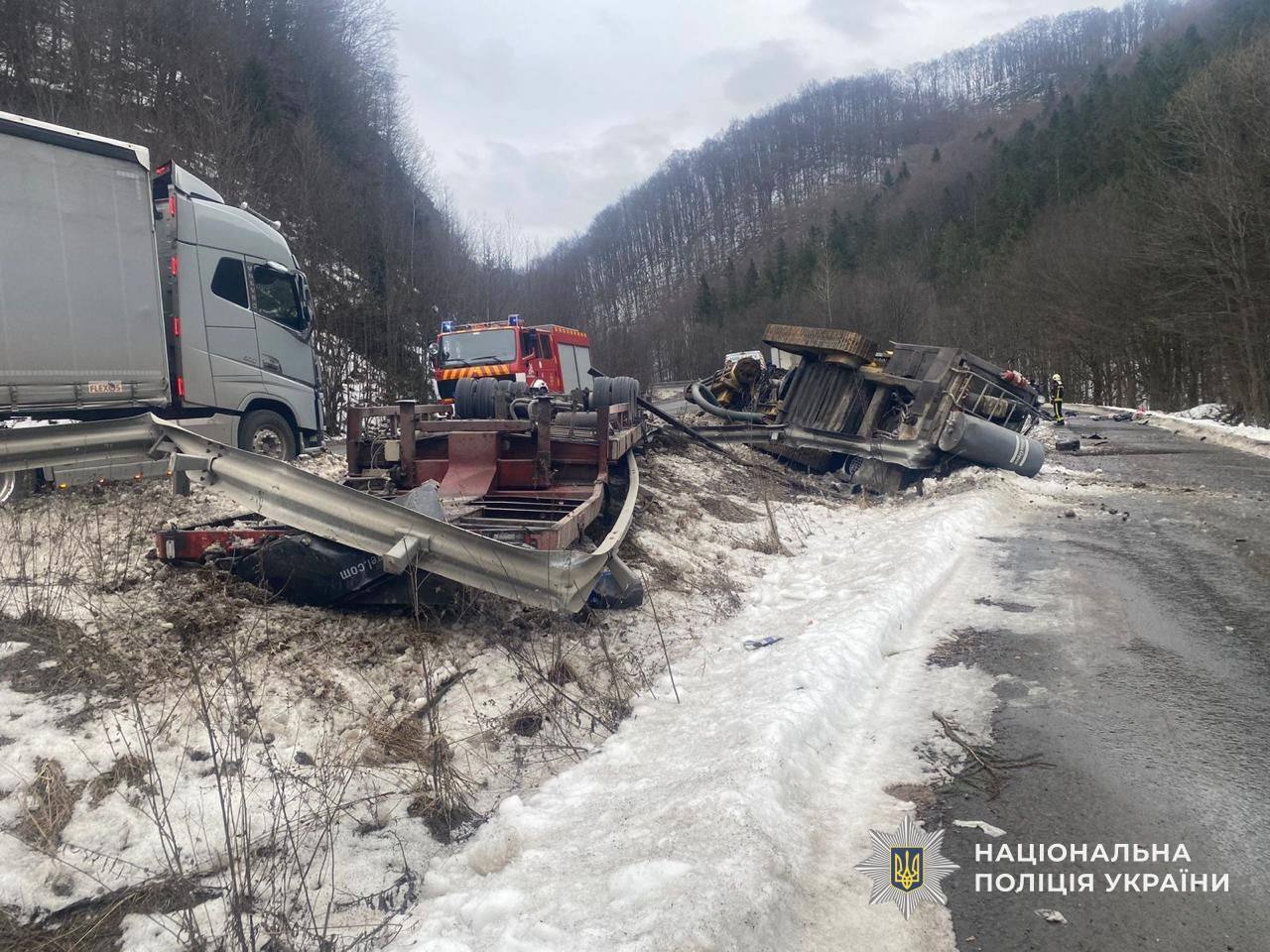 ДТП на Закарпатті: загинуло двоє людей, затримали водія вантажівки. Фото, відео