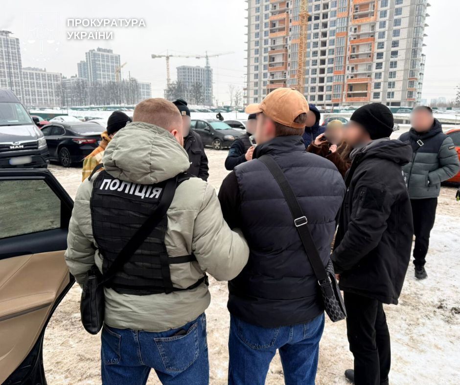 В Киеве "бизнесмены" продавали поддельные доллары США высокого качества: предлагали партию "валюты" в 100 тысяч. Фото