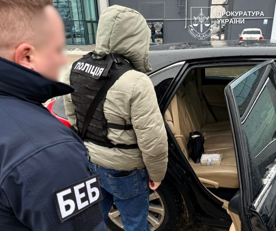 В Киеве "бизнесмены" продавали поддельные доллары США высокого качества: предлагали партию "валюты" в 100 тысяч. Фото