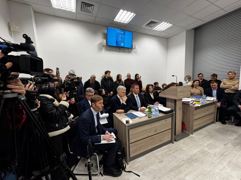 Дипломатів посадили на підвіконня: як проходить засідання Верховного Суду за позовом Порошенка про скасування санкцій