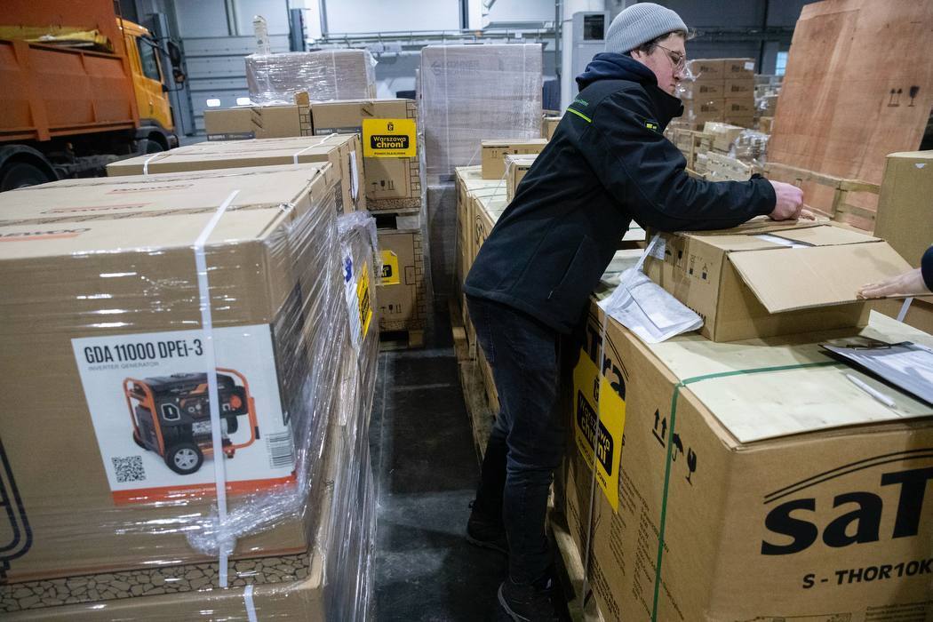 Кличко показал первую партию генераторов от мэрии и громады Варшавы, которые получил Киев. Фото