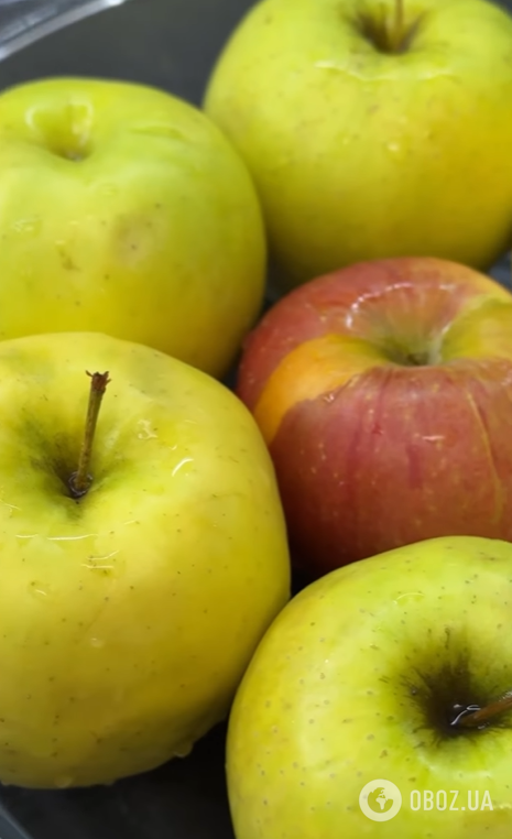 Корисний десерт без заморочки: як смачно запекти яблука з сиром в духовці