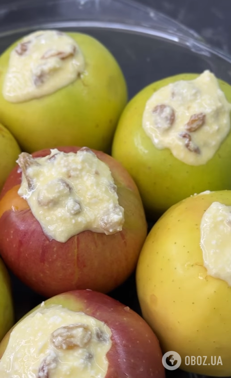 Корисний десерт без заморочки: як смачно запекти яблука з сиром в духовці