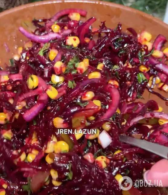 Смачніше, ніж вінегрет: корисний салат із буряка з кукурудзою та солоними огірками