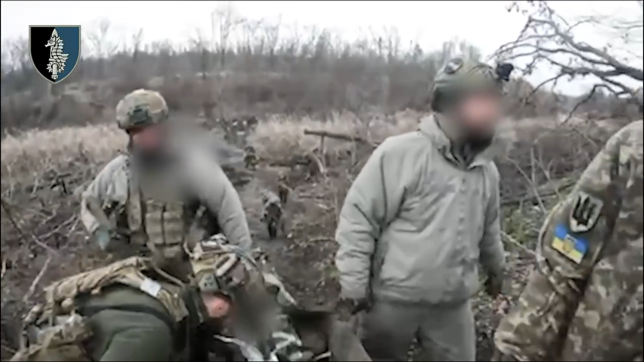 "Замерзлий, знесилений, голодний": оператори ССО врятували українського піхотинця у "сірій зоні", який відбився від свого підрозділу. Відео