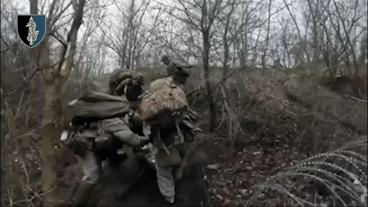 "Замерзлий, знесилений, голодний": оператори ССО врятували українського піхотинця у "сірій зоні", який відбився від свого підрозділу. Відео