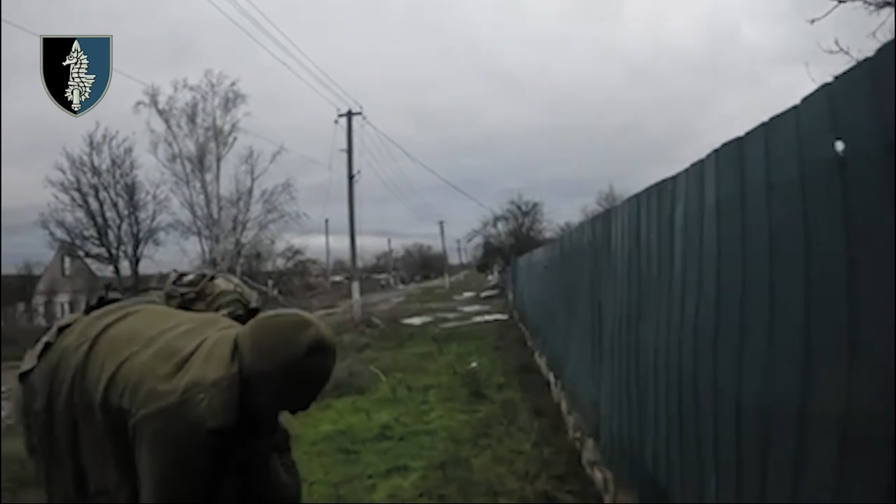 "Замерзлий, знесилений, голодний": оператори ССО врятували українського піхотинця у "сірій зоні", який відбився від свого підрозділу. Відео