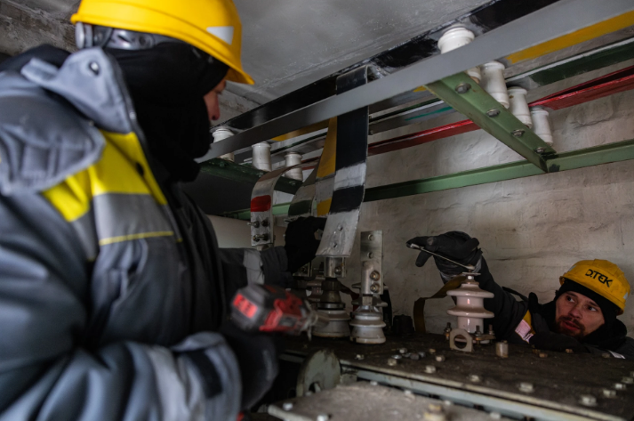 "Людей без світла не залишимо": журналісти показали один день роботи енергетиків ДТЕК