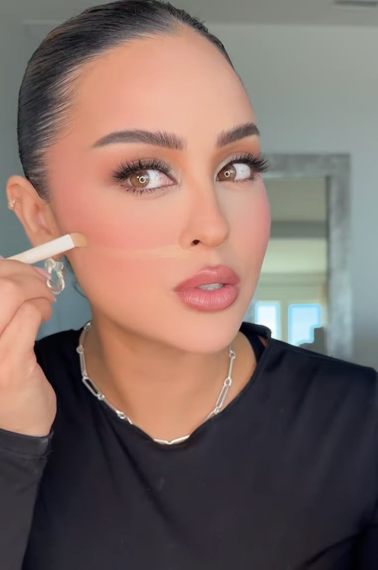 Як ідеально нанести румʼяна: трюк із консилером