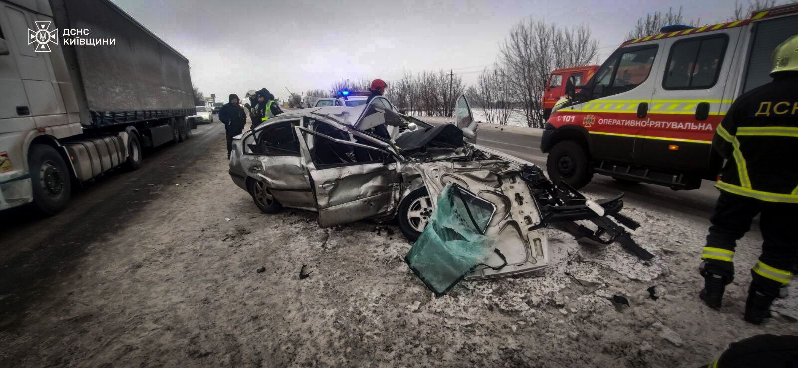 На Киевщине столкнулись две легковушки: одна из машин превратилась в груду металла, есть погибшая и пострадавшие. Фото