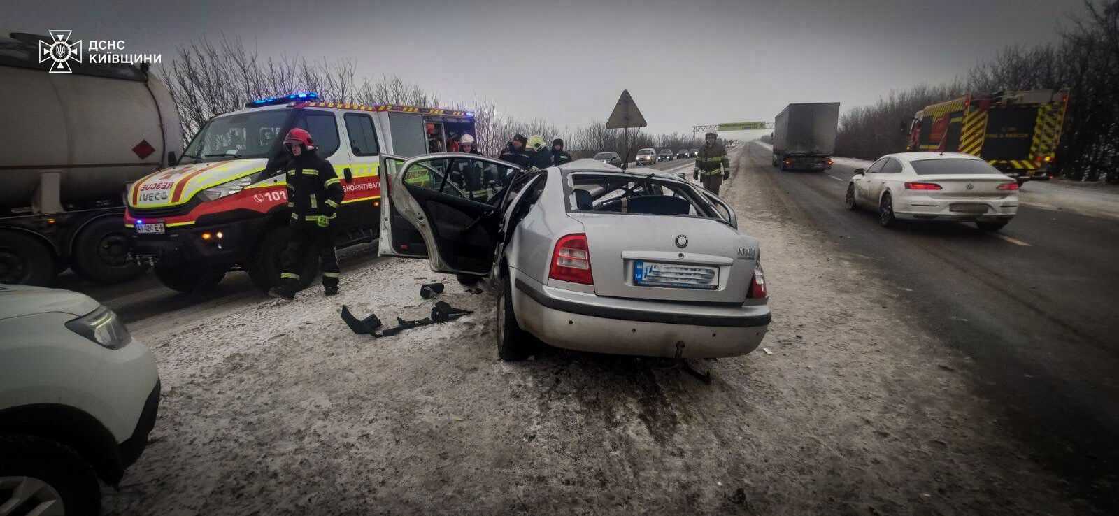 На Киевщине столкнулись две легковушки: одна из машин превратилась в груду металла, есть погибшая и пострадавшие. Фото