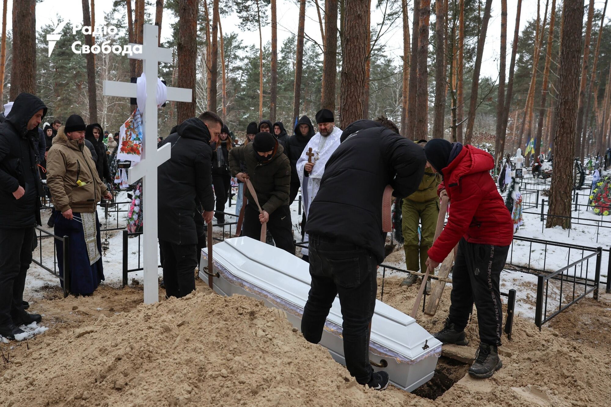 "Любила життя і своїх діточок": на Київщині попрощалися з жінкою, яку разом з чоловіком вбив російський дрон. Фото