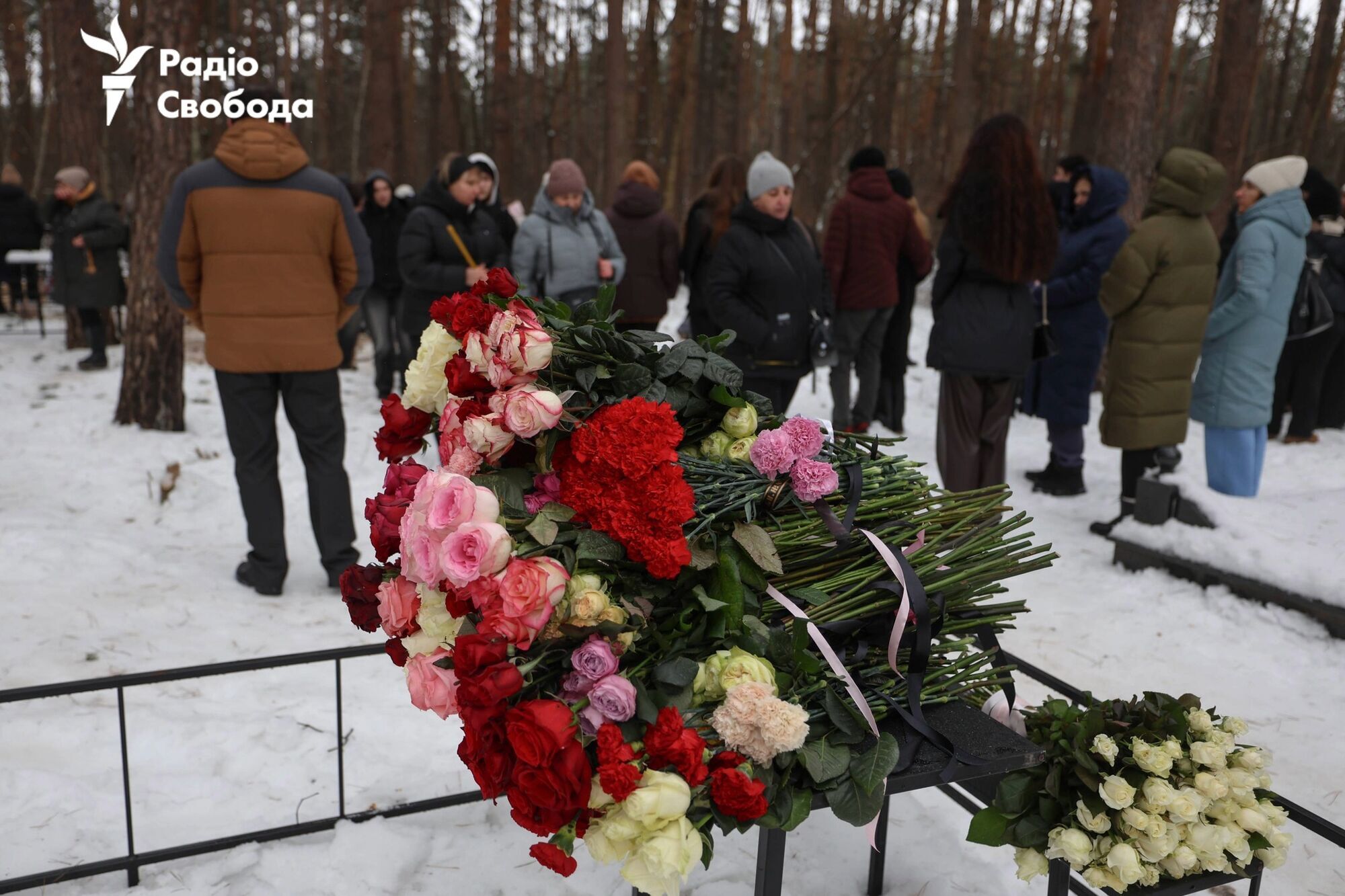"Любила життя і своїх діточок": на Київщині попрощалися з жінкою, яку разом з чоловіком вбив російський дрон. Фото