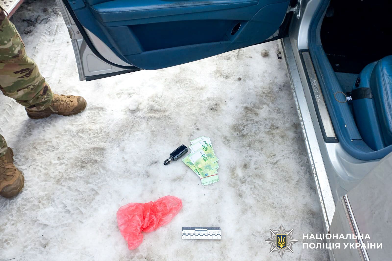 Шлях за кордон за €12 тис.: в Україні викрили "схему" нелегального виїзду з країни. Фото