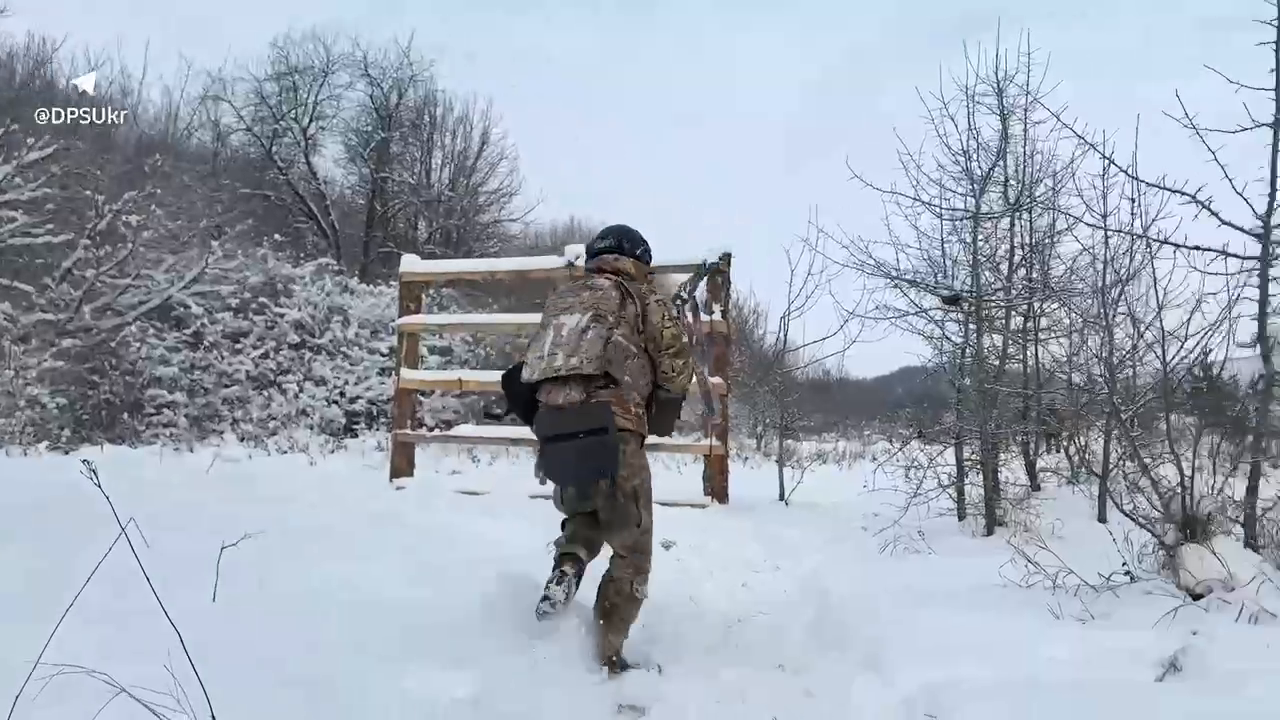 Тактика, інженерія, маскування тощо: у бригаді "Сталевий кордон" показали підготовку універсального піхотинця. Відео