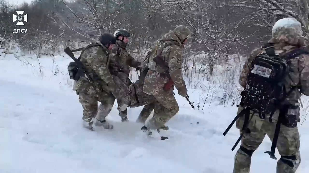 Тактика, інженерія, маскування тощо: у бригаді "Сталевий кордон" показали підготовку універсального піхотинця. Відео