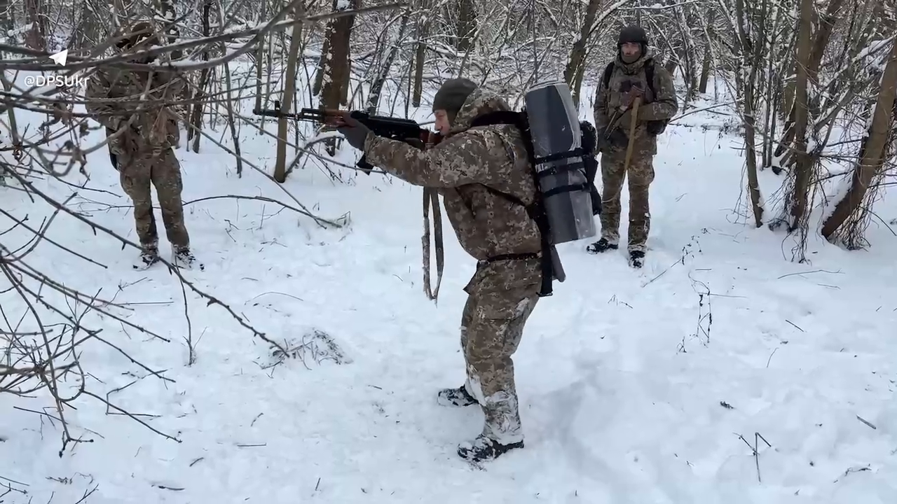 Тактика, інженерія, маскування тощо: у бригаді "Сталевий кордон" показали підготовку універсального піхотинця. Відео