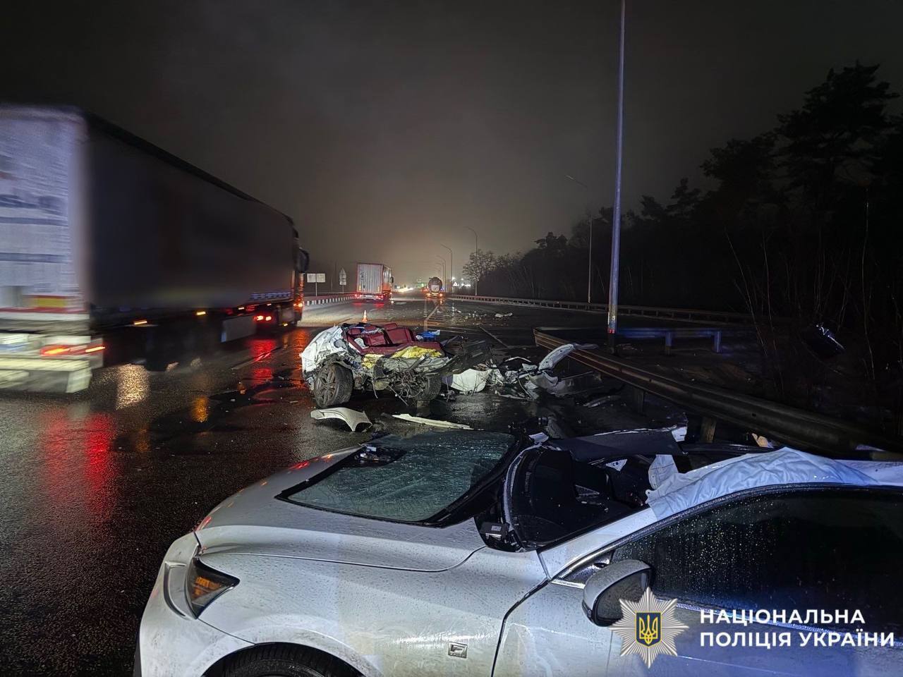 На Київщині Lexus розірвало на частини після зіткнення з вантажівкою: є постраждалий. Фото