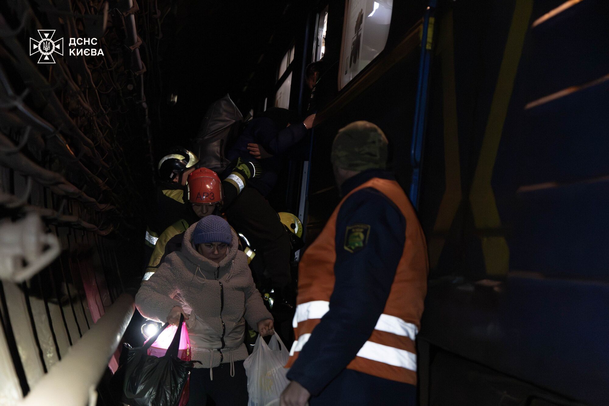 У Києві зупиняли рух потягів метрополітену: з тонелів вивели близько 500 пасажирів. Усі подробиці, фото та відео