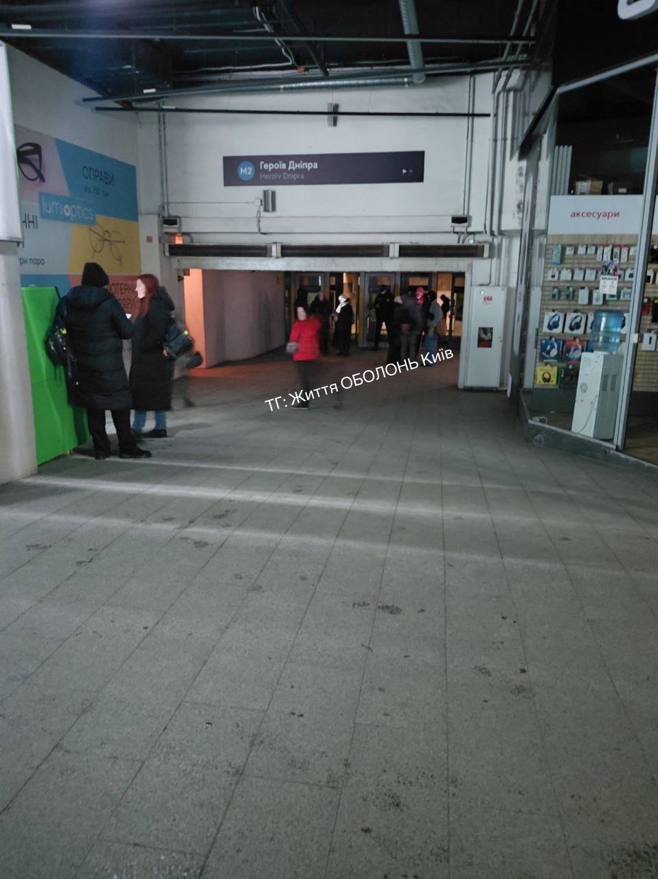 У Києві зупинився рух потягів метрополітену та робота ескалаторів: що відомо. Фото та відео