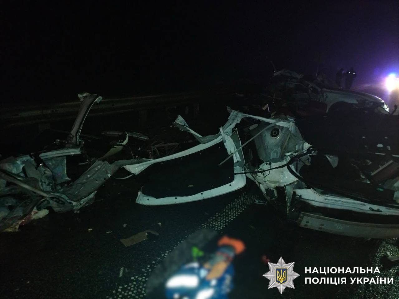 На Київщині Lexus розірвало на частини після зіткнення з вантажівкою: є постраждалий. Фото