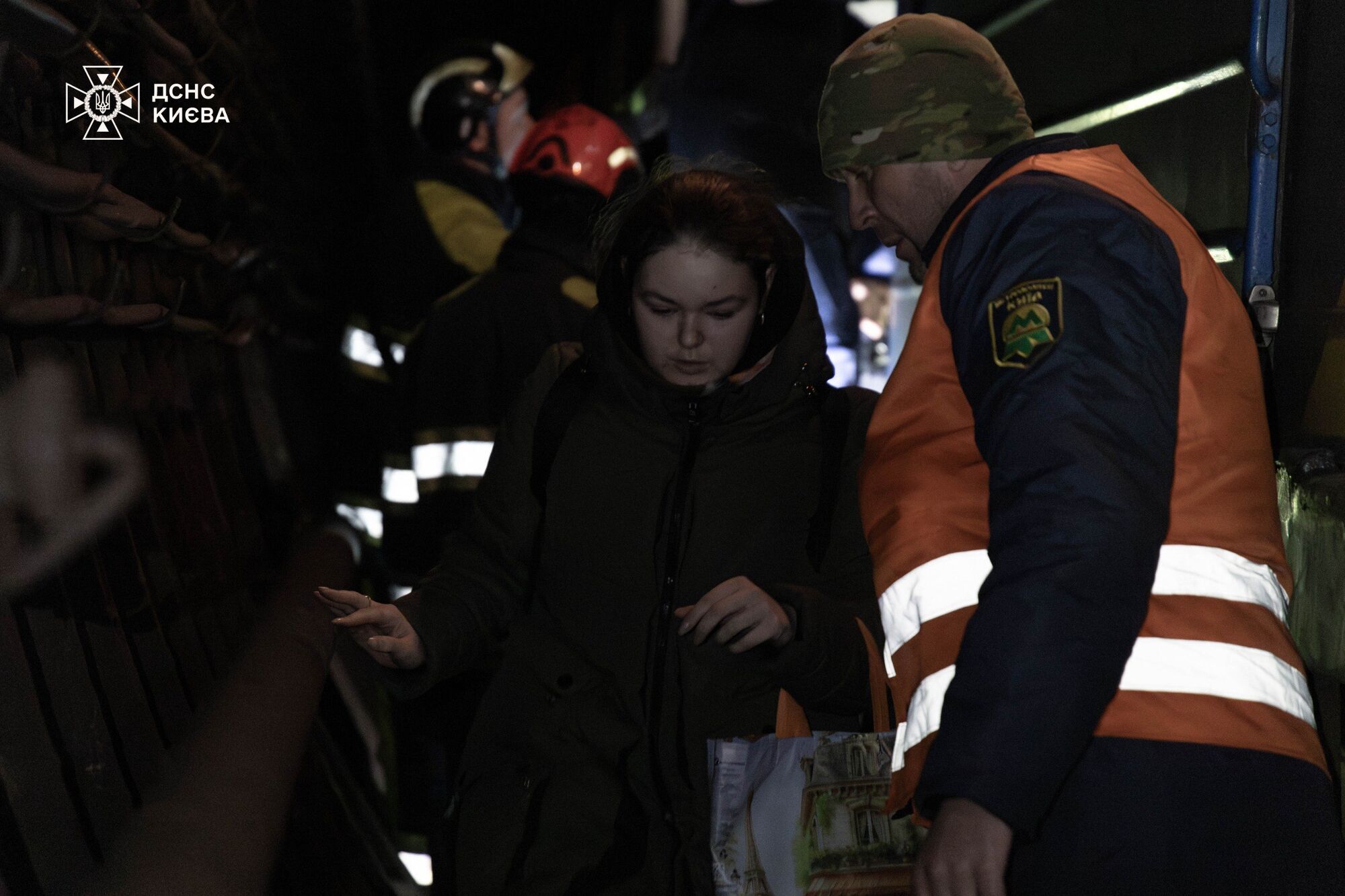 У Києві зупиняли рух потягів метрополітену: з тонелів вивели близько 500 пасажирів. Усі подробиці, фото та відео