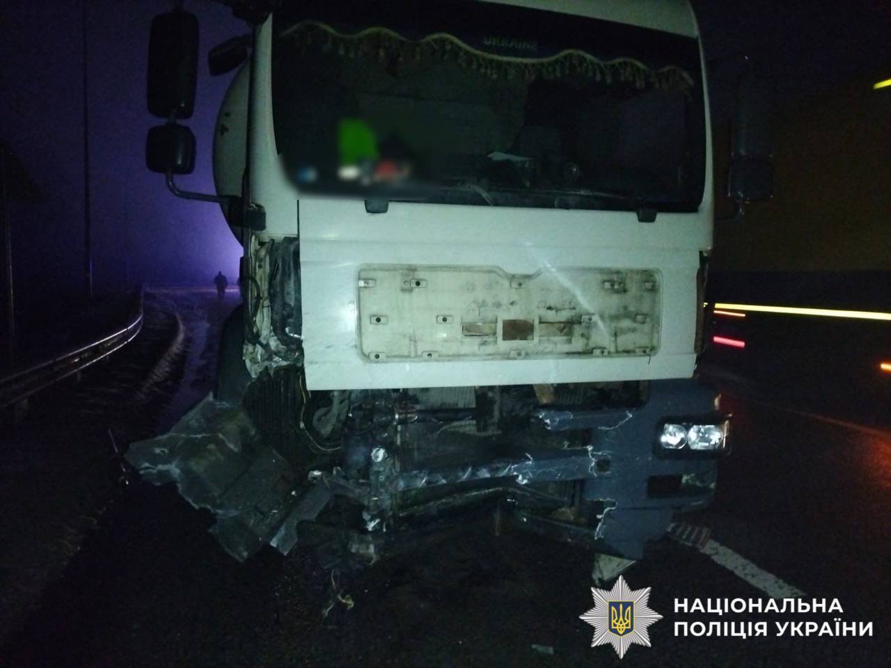 На Київщині Lexus розірвало на частини після зіткнення з вантажівкою: є постраждалий. Фото