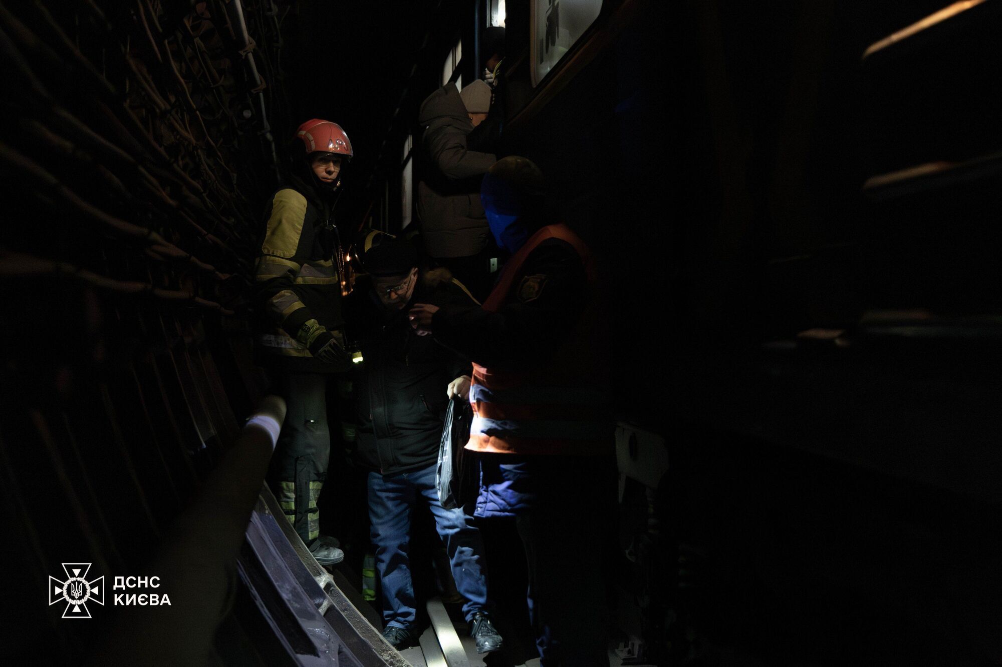 Остановка метро в Киеве: в ГСЧС показали, как выводили пассажиров из тоннелей подземки. Фото и видео