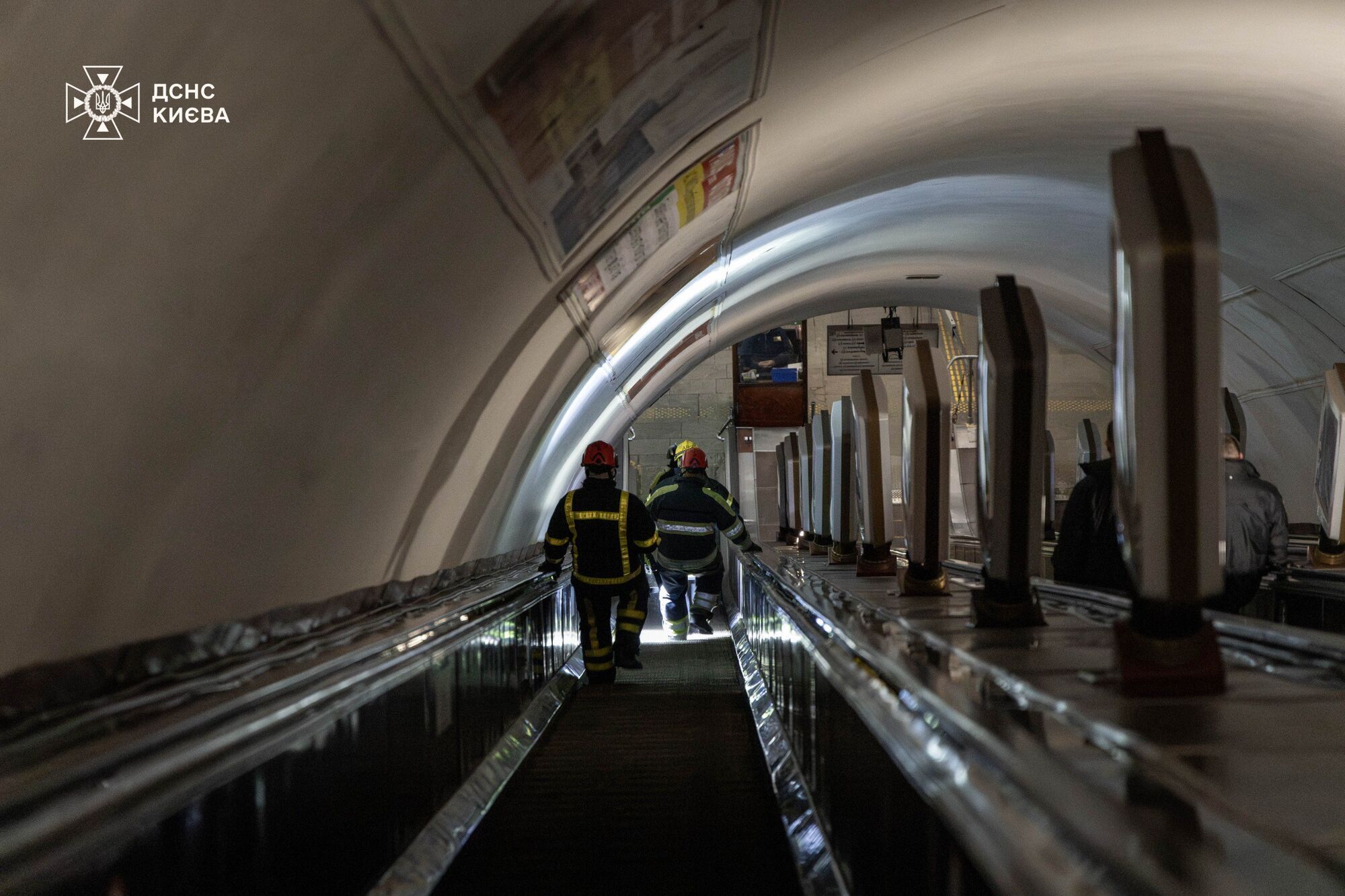 У Києві зупиняли рух потягів метрополітену: з тонелів вивели близько 500 пасажирів. Усі подробиці, фото та відео