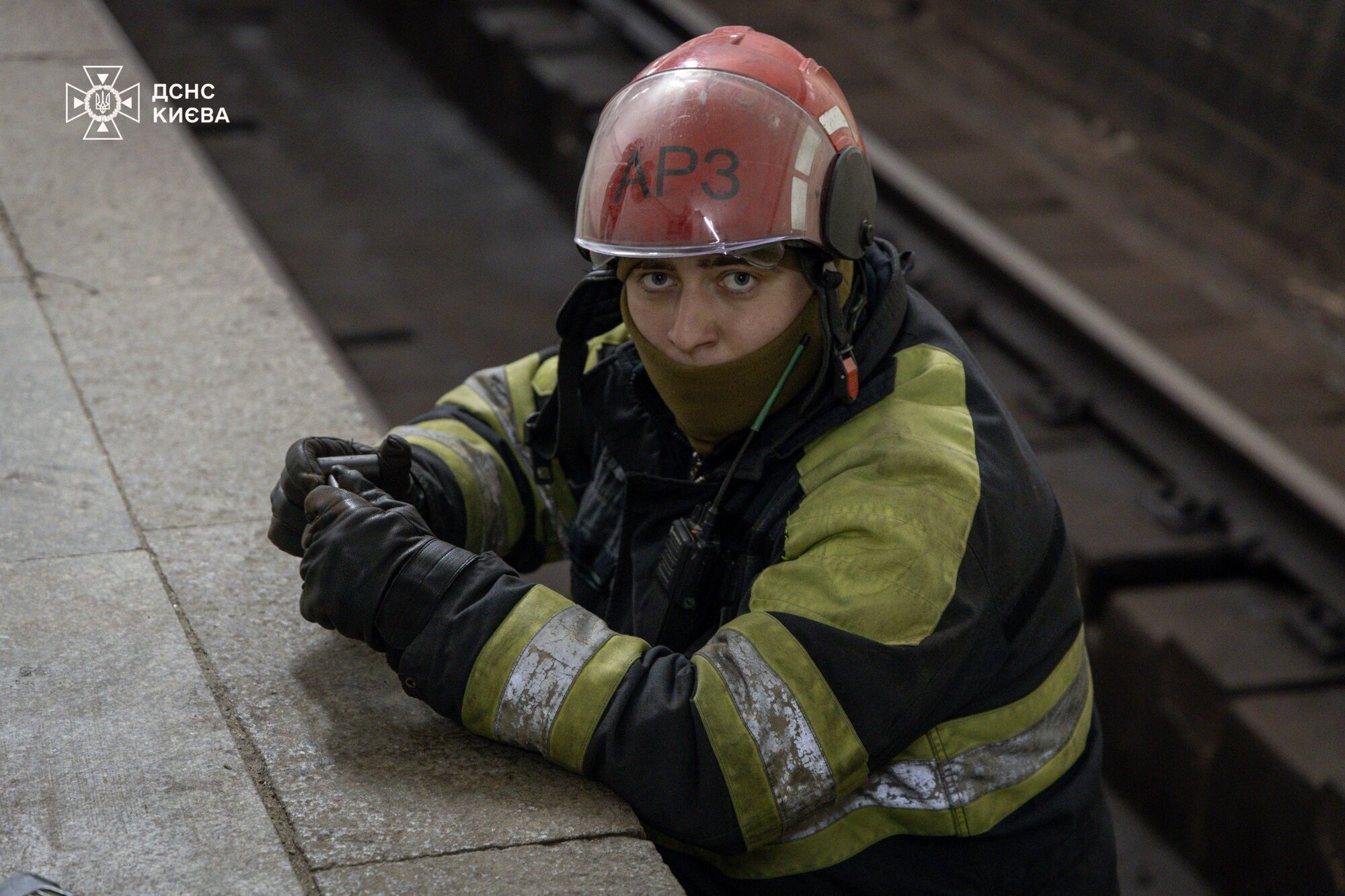 Остановка метро в Киеве: в ГСЧС показали, как выводили пассажиров из тоннелей подземки. Фото и видео