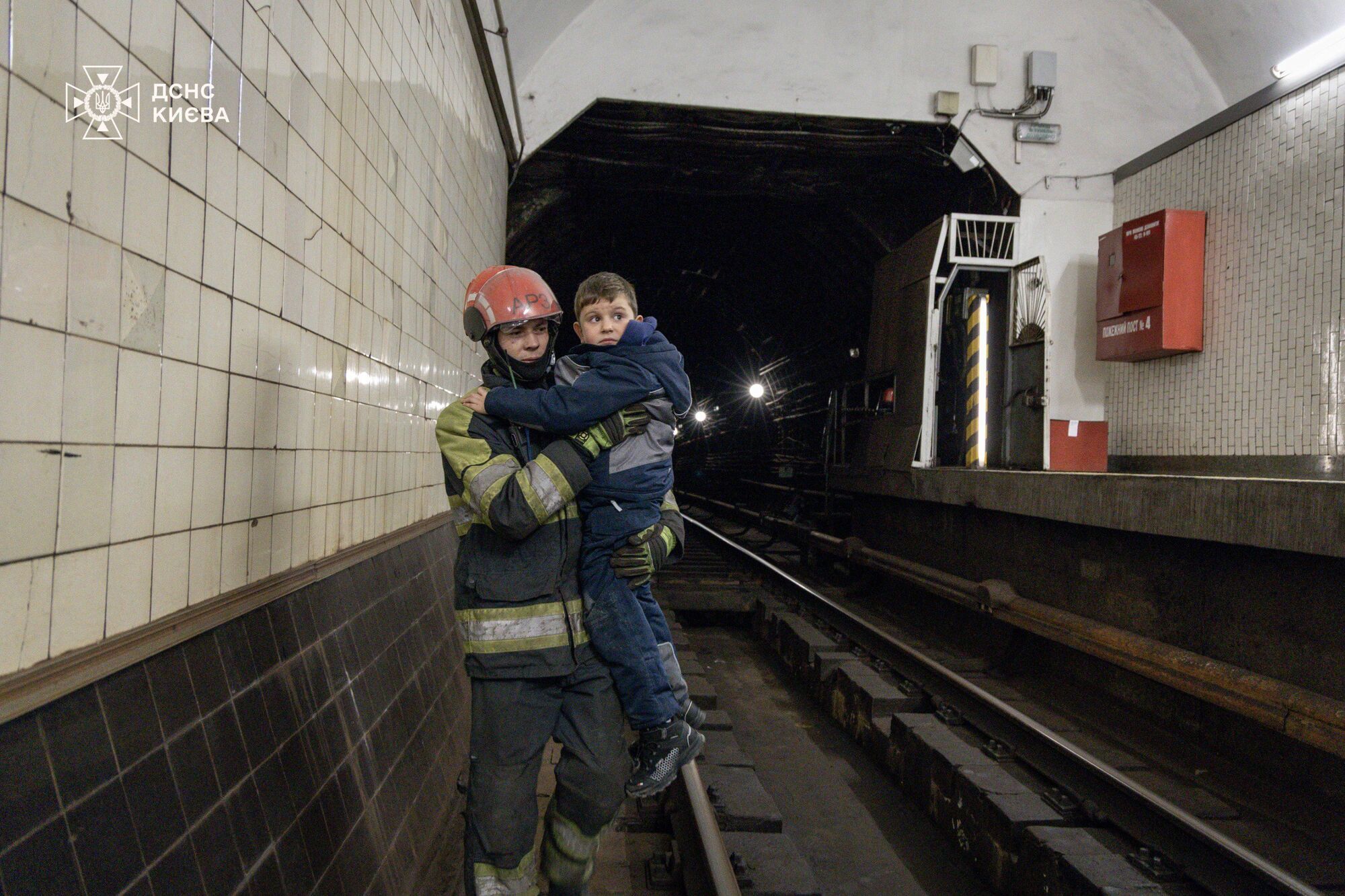 У Києві зупиняли рух потягів метрополітену: з тонелів вивели близько 500 пасажирів. Усі подробиці, фото та відео