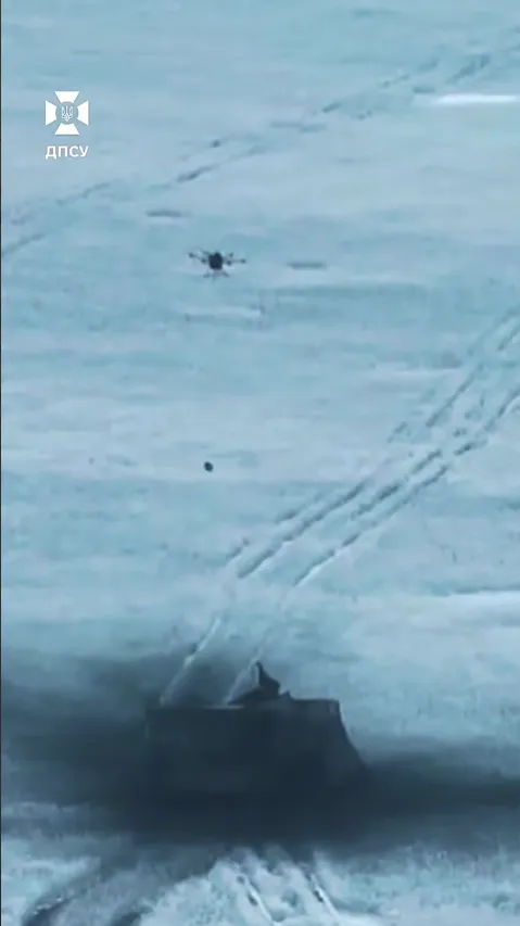 Работала бригада "Месть": появилось видео, как тяжелый дрон разносит вдребезги вражескую технику среди белого дня. Видео