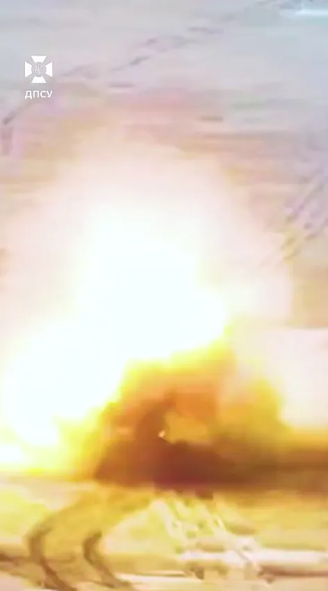 Работала бригада "Месть": появилось видео, как тяжелый дрон разносит вдребезги вражескую технику среди белого дня. Видео