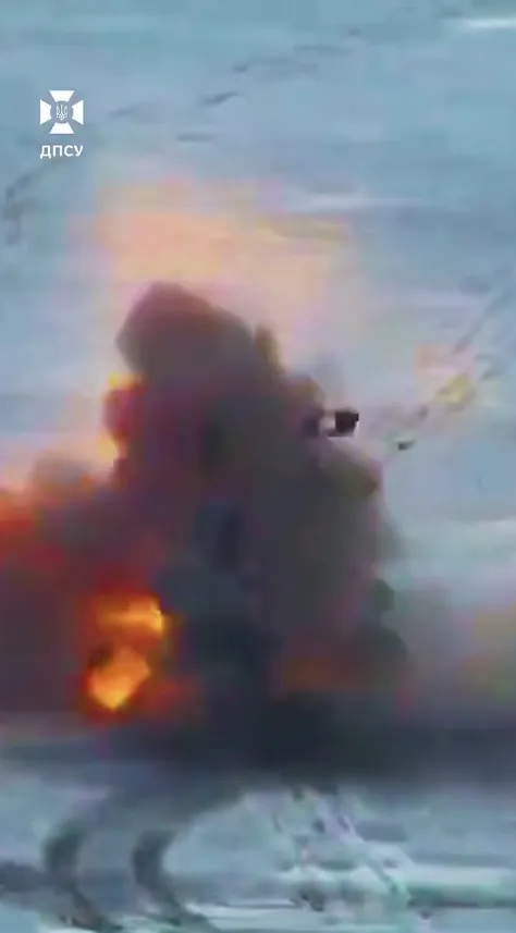 Работала бригада "Месть": появилось видео, как тяжелый дрон разносит вдребезги вражескую технику среди белого дня. Видео