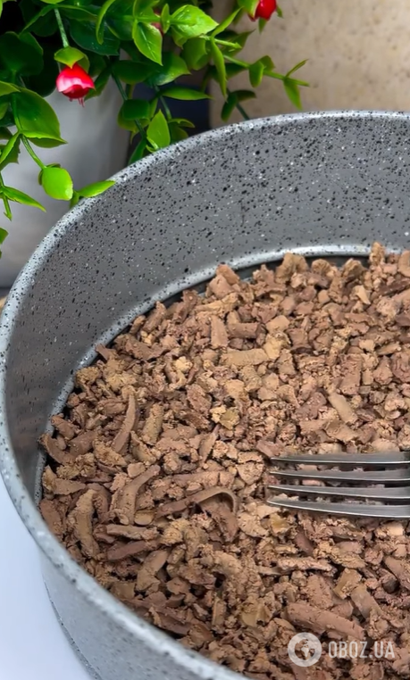 Який смачний салат приготувати з печінкою: страва на кожен день і для святкового столу