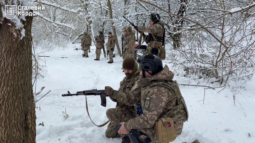 Тактика, інженерія, маскування тощо: у бригаді "Сталевий кордон" показали підготовку універсального піхотинця. Відео