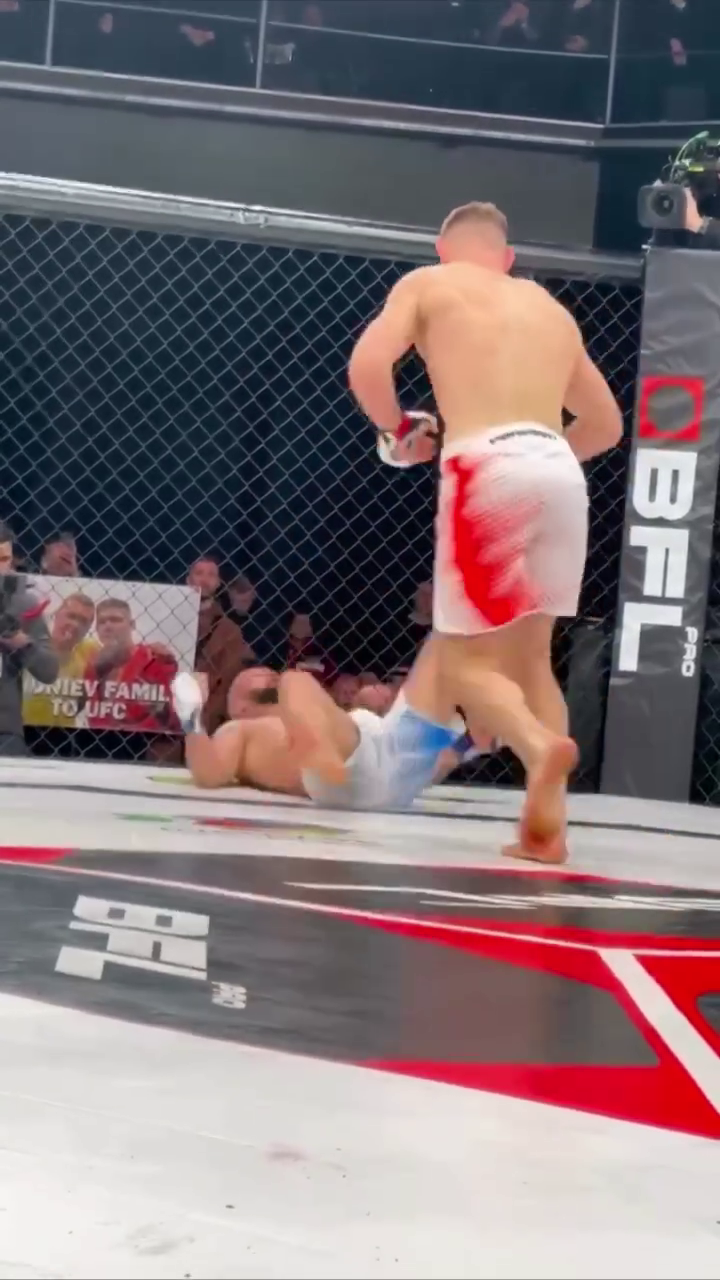 Непобедимый украинский чемпион мира выиграл бой нокаутом в первом же раунде. Видео