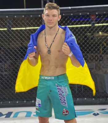 Непобедимый украинский чемпион мира выиграл бой нокаутом в первом же раунде. Видео