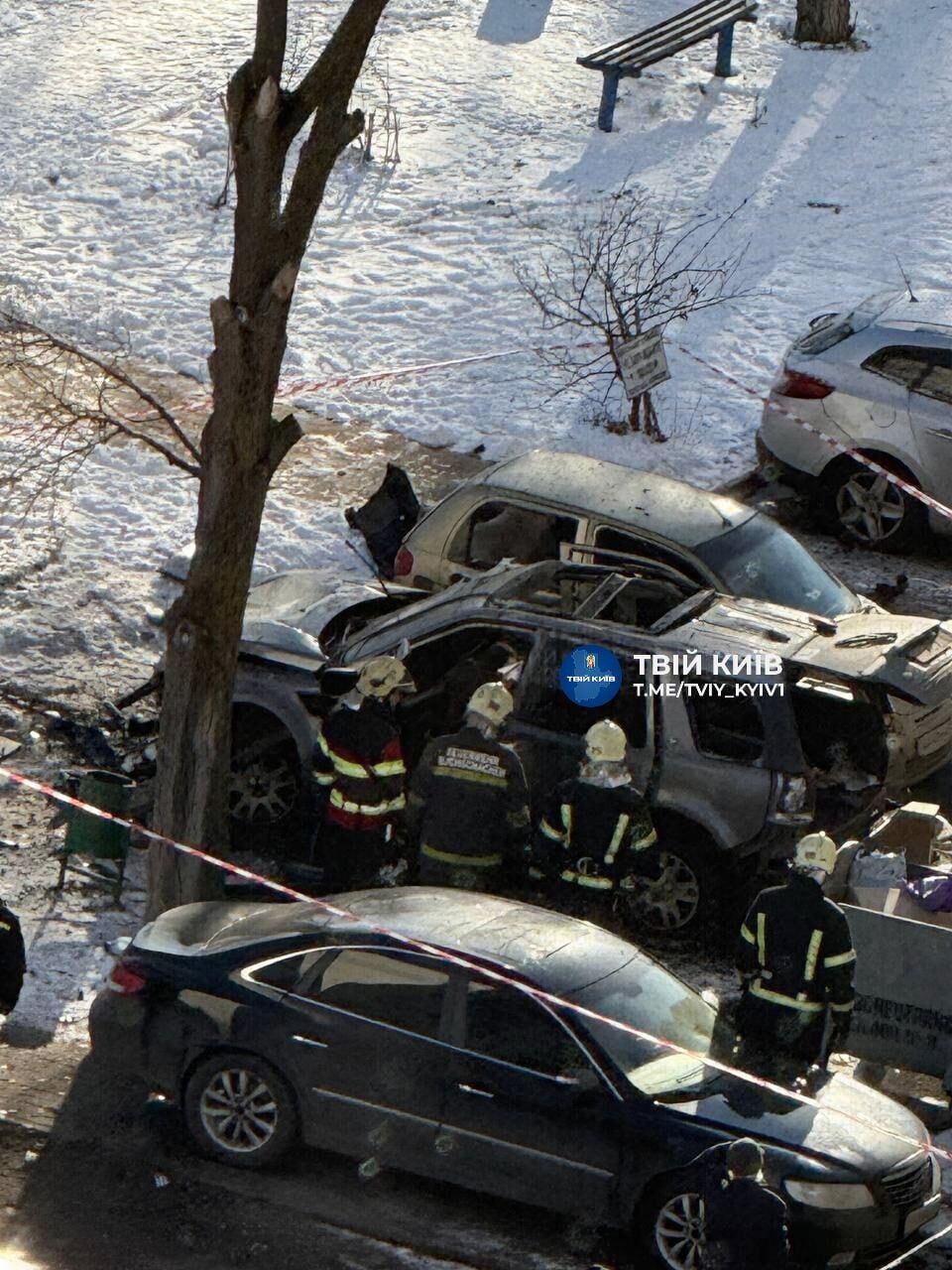 В Киеве на Оболони взорвалось авто: есть пострадавшие, полиция выясняет обстоятельства. Фото