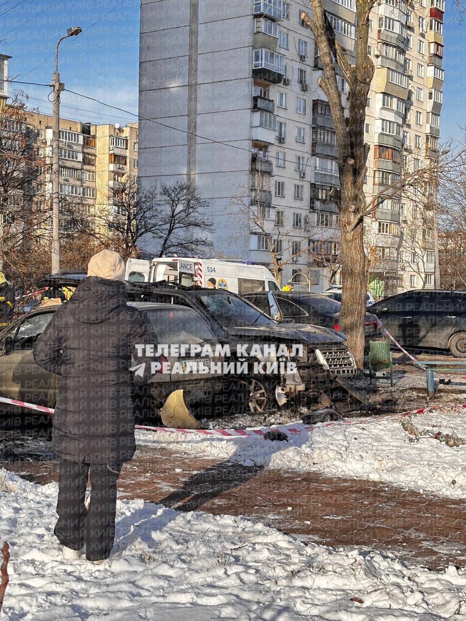 В Киеве на Оболони взорвалось авто: есть пострадавшие, полиция выясняет обстоятельства. Фото