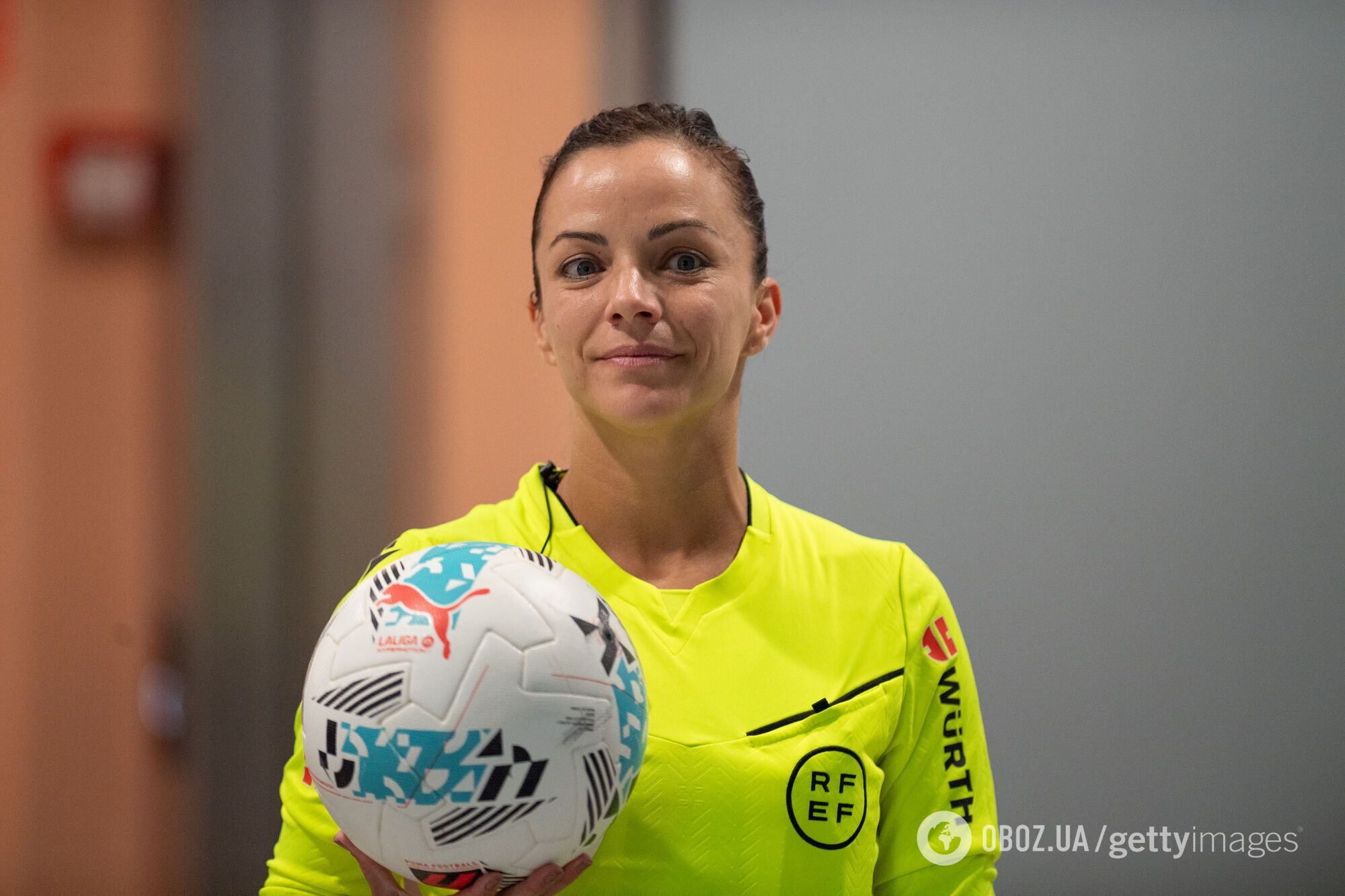 Впервые за 95 лет! 35-летняя арбитр-красавица вошла в историю чемпионата Испании. Фото