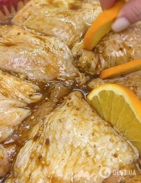 Тушковані курячі стегенця з апельсинами та медом: м'ясо вийде дуже соковитим і м'яким