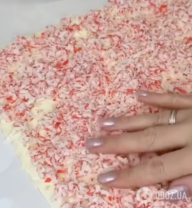 Закусочний рулет із крабовими паличками: рецепт страви для святкового столу за 10 хвилин