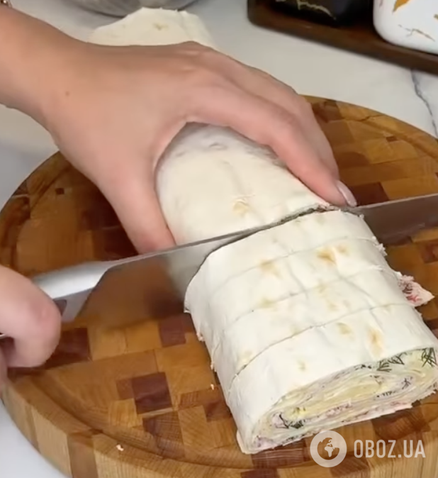 Закусочний рулет із крабовими паличками: рецепт страви для святкового столу за 10 хвилин